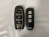 スマートキー付きですからドアロックの開閉およびエンジンスタートが楽々です。電動スライドドアの開け閉めもボタンで操作できます。加えて、リモコンエンジンスターター用の操作キー(社外品)もついています。