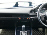 左右対称なレイアウトと水平基調の造形によってクルマとの一体感が強調され、運転への意識が自然と高まっていく、心地よい空間となっています。