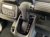 CVT車のセレクトレバーです。低速から高速まで、変速ショックのないスムーズな走りを実現するとともに、エンジン効率のよい領域を維持することで燃費にも貢献します。