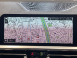BMWのナビゲーションは操作性も良く、詳細な地図情報と交通状況を見やすく表示し、快適なドライビングをサポートしながら目的地までナビゲートします。