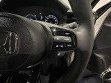 ステアリングスイッチ付きで、運転中に視線を前に向けたまま操作できます。
