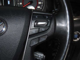 【ステアリングスイッチ】運転中に視線を前に向けたまま操作できます。