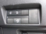 ハンズフリーオートスライドドア〈両側〉(挟み込み防止機構付)は運転席からも開閉可能。また、荷物やお子さまの抱っこで両手がふさがっていても、片足を振り入れるだけでスライドドアが開閉できます。