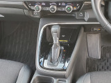 運転席より操作性の良いシフトレバーと、オートエアコンのスイッチ等の画像です。