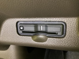 ハンドルの左下にETCがついています。高速道路の料金所の通過も楽々です。 カードの取り出しもしやすい場所についています。