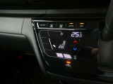 車内を年中快適に保ってくれるタッチパネル式オートエアコン。