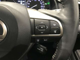 ステアリングスイッチ付きで、運転中に視線を前に向けたまま操作できます。