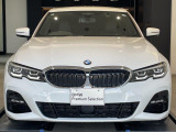 【キドニーグリル】BMWの代名詞。一目見ただけでBMWであると認識できる確固たるアイコンとして存在感を放ちます。キドニーグリルは80年以上続く伝統の形でございます。変わらないこだわりのデザインです