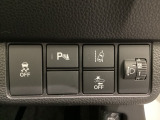 ハンドルの右側にはヘットライトリベライザーとHondaセンシング用のメインスイッチがついています。ヘッドライトリベライザーは道路状況や積荷の加重に応じてライトの高さを調節できます。