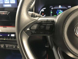 ステアリングスイッチ付きで、運転中に視線を前に向けたまま操作できます。