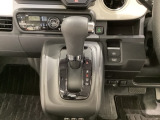 CVT車のセレクトレバーです。低速から高速まで、変速ショックのないスムーズな走りと、エンジン効率のよい領域を維持して燃費にも貢献します。サイドブレーキはスイッチ操作の電子制御パーキングブレーキです。