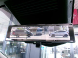 スマートルームミラー付きです☆後方カメラの映像がルームミラーに映るので、たくさんの人や荷物をのせていても邪魔せず見られるのです♪