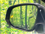 【ブラインドスポットモニター】走行中、ドアミラーの死角になりやすい箇所に後続車が接近するとサイドミラーのレンズに警告を表示!ドライバーに注意喚起をしてくれます。