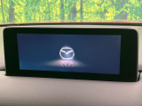 【10.25インチマツダコネクト】車内の雰囲気にマッチした大型ディスプレイ。スマホ接続でのナビ使用やBluetooth再生等、様々な機能が楽しめます。直感的なダイヤル操作が可能で、使い勝手も良好です。