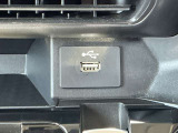 フロントにもUSB充電ポート装備です