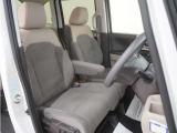 運転席のスペースはゆったりしていて、視界も広く確保されているので普段の運転からロングドライブまで快適です。