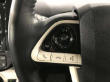 ステアリングスイッチ付きで、運転中に視線を前に向けたまま操作できます。