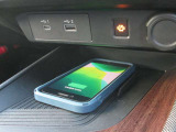 Qi規格対応スマートフォンのワイヤレス充電器装備です。お手軽に充電ができます