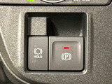 指先だけで簡単に操作が可能な電動パーキングブレーキを採用。「HOLD」スイッチを押すと、渋滞や信号待ちなどでブレーキペダルから足を離しても、ブレーキを保持するので安心です