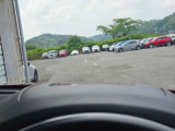 【アクティブ・ドライビング・ディスプレイ】フロントガラスにルートや車速などの情報を表示し、ドライバーの視線移動と、焦点調整の 時間をさらに短縮する事で、わき見のリスクを低減し ます。