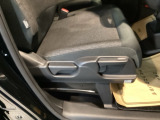 手動のレバーを使って、シートの高さや背もたれの角度を変えることができます。