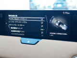 こちらのお車には先進安全装備が多数搭載されています。衝突被害を回避あるいは軽減するためのブレーキや、後方死角からの接近警報、車線逸脱を防止する警報装置など、詳しくはスタッフまでお尋ねください。