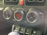 【オートエアコン】一度お好みの温度に設定すれば、車内の温度を検知し風量や温度を自動で調整。暑い&hellip;寒い&hellip;と何度もスイッチ操作をする必要はありません。快適な車内空間には必須の機能ですね♪