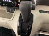 CVT車のセレクトレバーです。低速から高速まで、変速ショックのないスムーズな走りを実現するとともに、エンジン効率のよい領域を維持することで燃費にも貢献します。