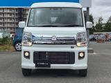 HIDヘッドライトが付いております。より遠く、より広く、より明るく、照らしてくれます。そのため、夜間の走行も運転もしやすく見やすいです。ハロゲンライトに比べ、消費電力も少なく、長寿命で効率的です。
