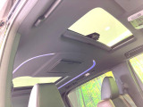 【大型サンルーフ】車内の解放感が一気に上がる大型のパノラマルーフ!季節を問わず開放的で快適なドライブをお楽しみいただけます。流通量も少なく希少価値の高い人気の装備です♪