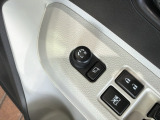 狭い駐車場で便利な電動格納ドアミラーが付いています。
