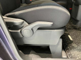 運転席はご自身の適切な運転ポジションへ移動可能なラチェットが付いております。