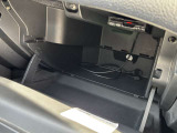 奥行きがあり、大容量のグローブボックスです!車検証入れを入れてもまだまだ余裕がありますよ!
