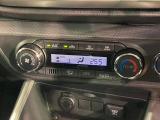 【オートエアコン】一度お好みの温度に設定すれば、車内の温度を検知し風量や温度を自動で調整。暑い&hellip;寒い&hellip;と何度もスイッチ操作をする必要はありません。快適な車内空間には必須の機能ですね♪