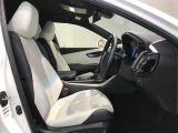 高いホールド性で運転姿勢が安定します。長距離ドライブでも疲れにくいのが魅力です。快適なドライビングライフをお送りください♪