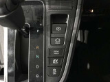 【電動パーキング】ボタンひとつでパーキングON。女性の方や運転に慣れていない方にも安心.【ブレーキホールド】信号待ちや渋滞時にブレーキを踏み続けなくてOK。
