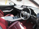 厚手のフロントシートです。少し硬めでサポート性や座り心地も良好です。また、CX-30は、ドライバーとハンドル・ペダル類が正対するようにドライバーシートが配置されています。正しい操作には重要です★☆★☆