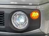 【LEDヘッドライト】悪天候や夜間走行時も良好な視界を確保し安心して運転できる高輝度LEDヘッドライトを装備!点灯速度が早く、消費電力も抑えられています。