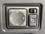 【電動格納ミラー】サイドミラーは電動格納式となっており、狭い駐車場でもキズがつくリスクを抑えられます。