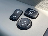 【電動格納ミラー】サイドミラーは電動格納式となっており、狭い駐車場でもキズがつくリスクを抑えられます。