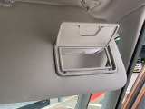 サンバイザーに鏡がついてますので車から降りる前に身だしなみチェック出来ます。