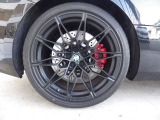 M3純正マットブラックホイールは黒色のお車とマッチしておりより格好良さを引き立てます