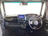 運転席は、大きな座面と包み込むような背もたれがドライバーの身体全体をしっかり支えます。上質なシート素材と座り心地のよいクッションを採用し、長時間の運転やコーナーの多い道も快適です