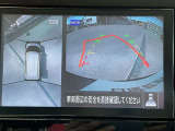 上空から見下ろしているかのような映像をディスプレイに映し出し、スムースな駐車をサポートします。画面は「トップビュー」のほか「サイドブラインドビュー」への切り換えが可能。ますます安心です