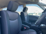 運転席まわりには十分なスペースがあり、大柄な方でもゆったり運転していただける環境です。