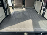 シートを倒すとBOXカーならではのより広い荷室です