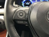 ステアリングスイッチ付きで、運転中に視線を前に向けたまま操作できます。