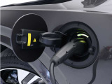専用コードを接続するだけで簡単に充電が行えます。走行中の充電のほか、自宅などに設置された充電機器からの充電が可能です。