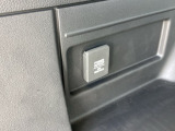 荷室には便利なアクセサリーソケットを装備。アウトドアや車中でのちょっとした電源確保に役立ち、使い勝手がぐっと広がります。