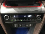 【オートエアコン】一度お好みの温度に設定すれば、車内の温度を検知し風量や温度を自動で調整。